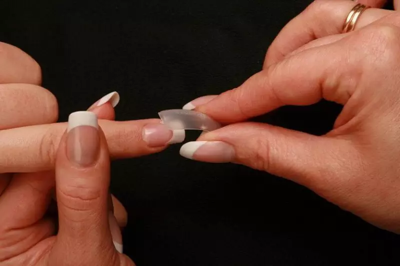 Overhead Nails (52 billeder): Sådan lim dine negle til dine fødder? Hvor meget kan selvklæbende falske negle og hvor længe holder de? 6547_50