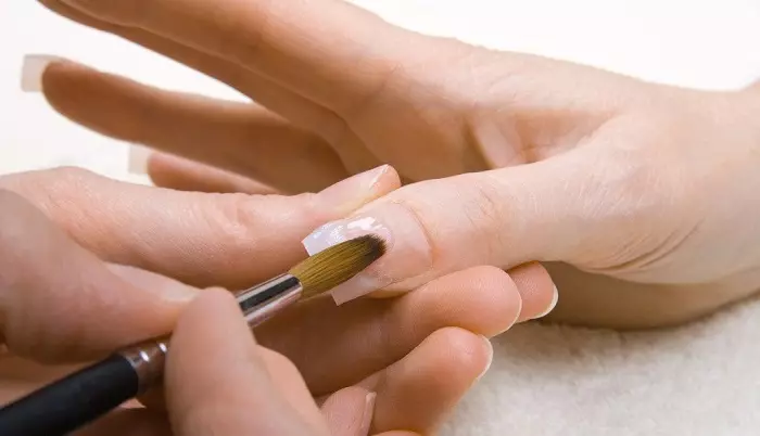 Hoeveel uitgebreide nagels houden? Hoe lang is de gelverlenging op de formulieren? Wat te doen, zodat de manicure langer wordt bewaard? 6555_5