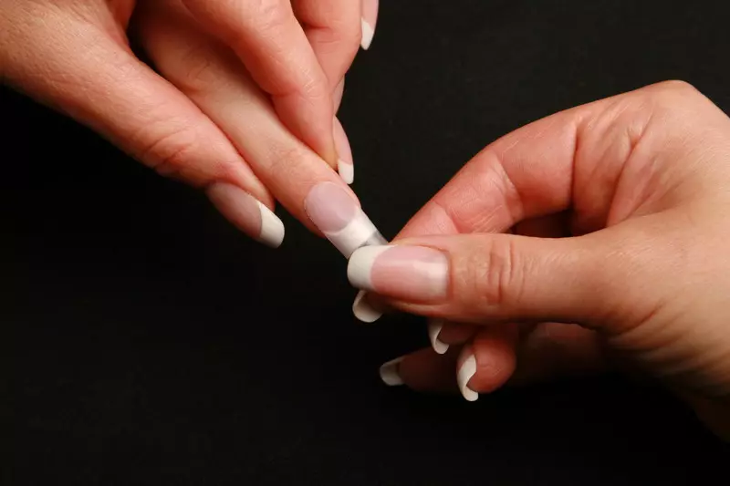 Sådan fjerner du falske negle? Hvordan fjerner man manicure på lim derhjemme? 6563_5