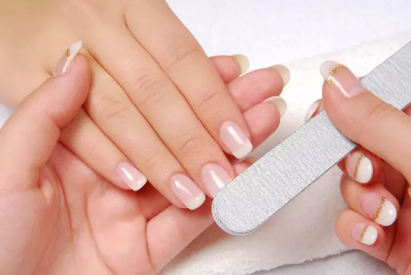 Gel monophasé pour extension à ongles: qu'est-ce que c'est? Comment utiliser les moyens? Instructions d'extension des ongles étape par étape sur les formulaires 6567_27