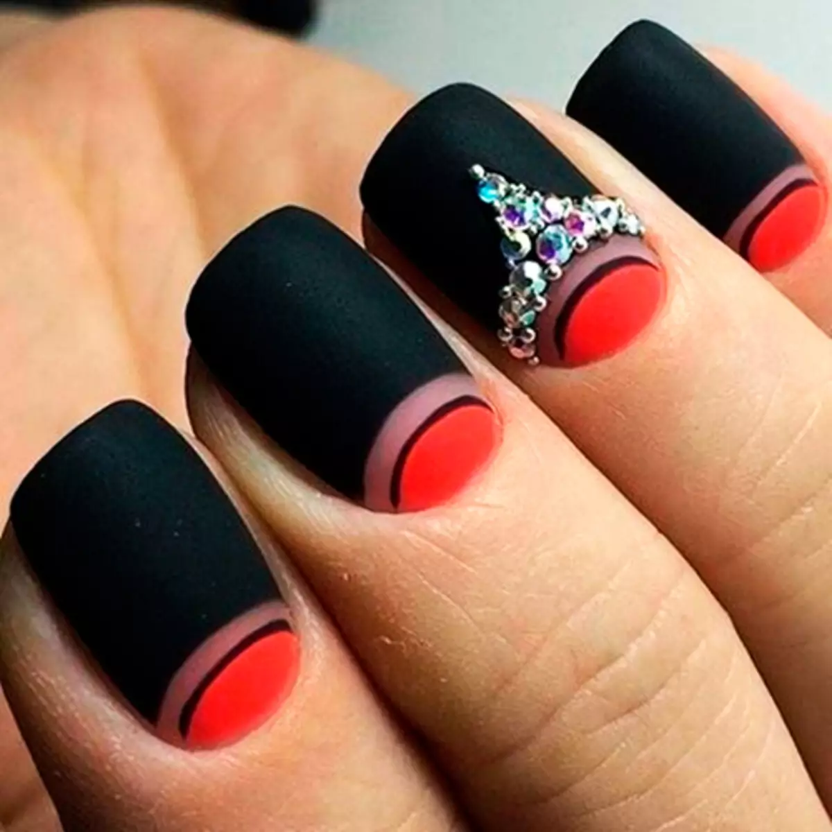 Дизайн черных ногтей матовый. Красивый матовый маникюр. Ногти красные с черным. Маникюр черно красный матовый. Черные ногти.
