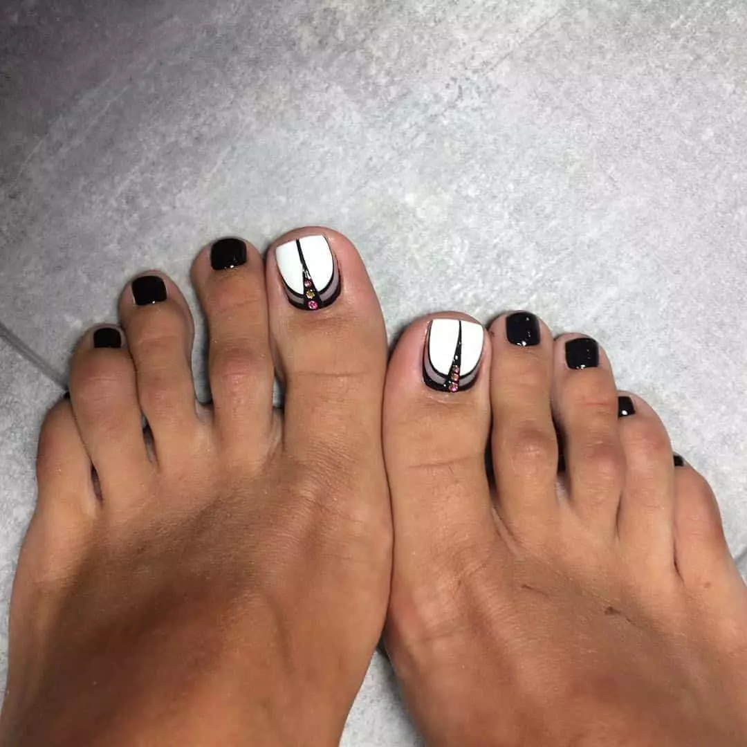 Kuko extension sa binti (43 mga larawan): Paano upang madagdagan ang maikling plato na may gel? Pedicure Design on Rocked Nails. 6602_25