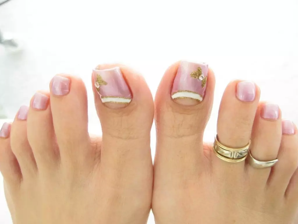 Продолжување на ноктите на нозете (43 фотографии): Како да ги зголемите кратки плочи со гел? Дизајн на педикир на потресените нокти 6602_6