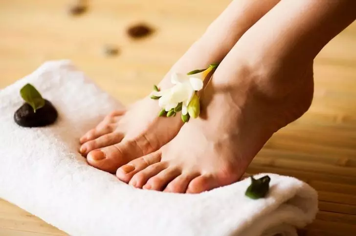 Huolehtiminen kynsien jalkojen Miten nopeasti tuoda tilaus jalkoihin kotona? Kuinka rekisteröidä kynnet ja puhdistaa lika? 6603_27