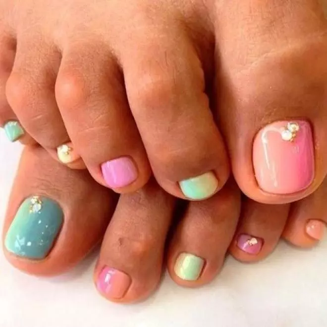 Pedicure (145 photos): novelties of the nails on the legs, choose the perfect female form like stars 6605_122