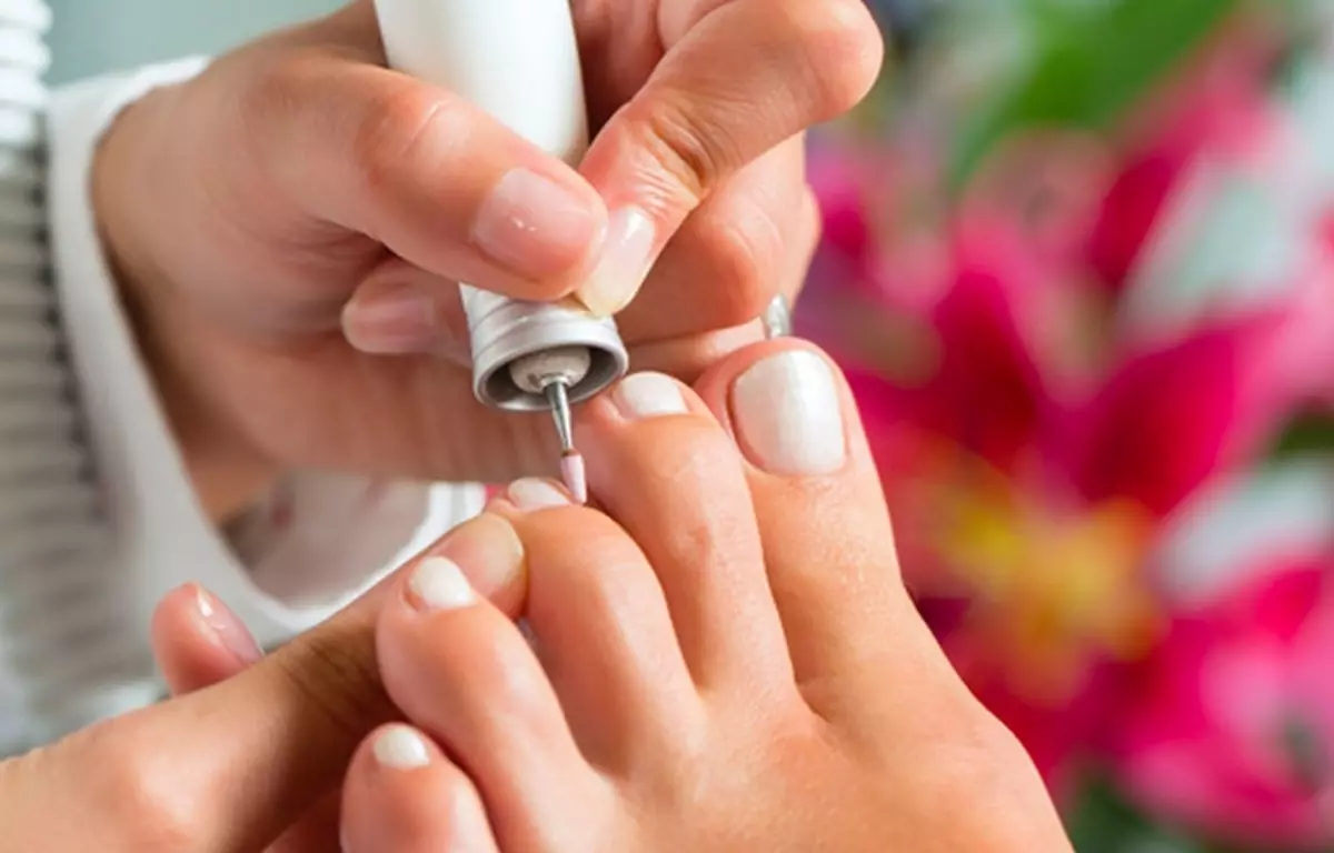 Pedicure: cos'è e cosa è nelle opzioni orientate ed estetiche? Cosa è necessario per la procedura di Gehwol? 6609_11