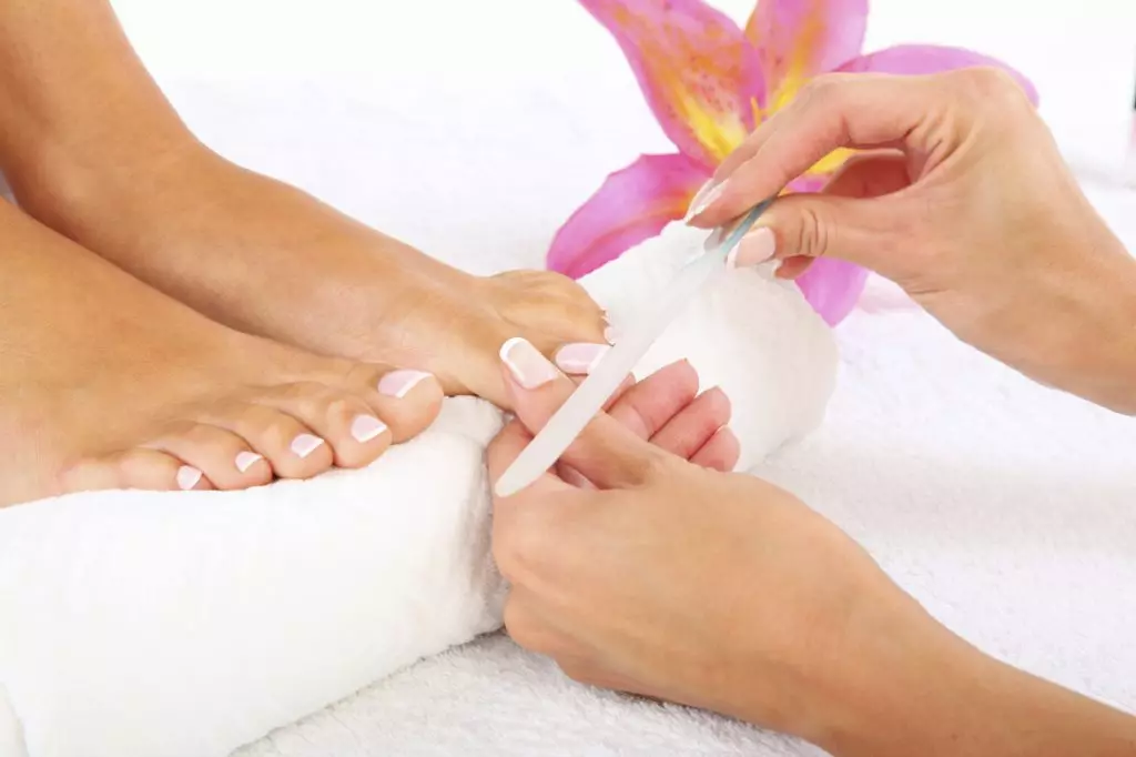 Pedicure: cos'è e cosa è nelle opzioni orientate ed estetiche? Cosa è necessario per la procedura di Gehwol? 6609_13