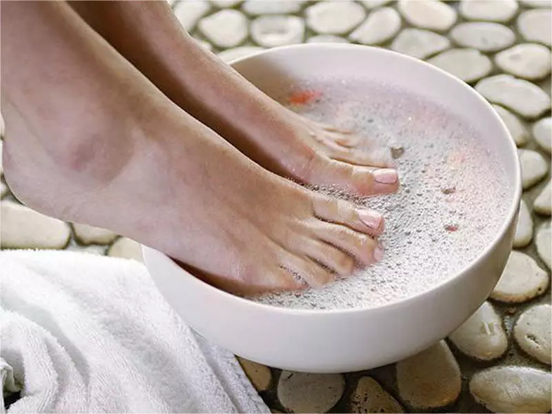 Pedicure: cos'è e cosa è nelle opzioni orientate ed estetiche? Cosa è necessario per la procedura di Gehwol? 6609_18