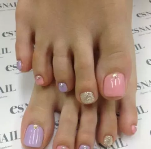 Pedicure thiab thev naus laus zis (71 daim duab): ombre): ombre, daim iav, hlaws, hlaws thiab pob tshab, xim nrov 6616_17