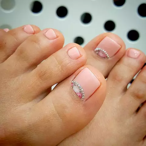 Pedicure en Tegnologie Kleure (71 foto's): Ombre en Gradient, Mirror, Pearl en deursigtige, gewilde kleure 6616_55