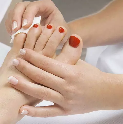 Pedicure kaj teknologiaj koloroj (71 fotoj): ombre kaj gradiento, spegulo, perlo kaj travideblaj, popularaj koloroj 6616_65