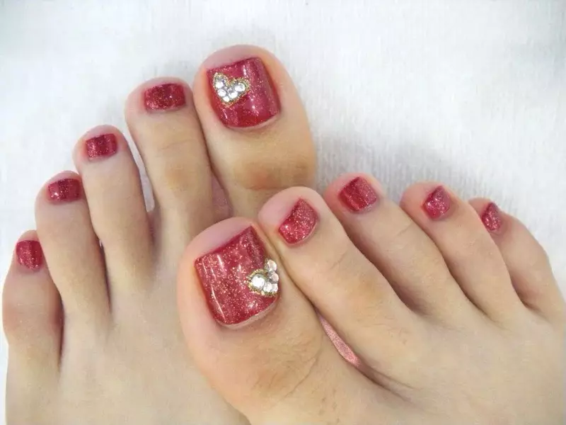 Pedicure with sparkles (66 photos): choose a brilliant design with gold sparkles on the legs 6622_50