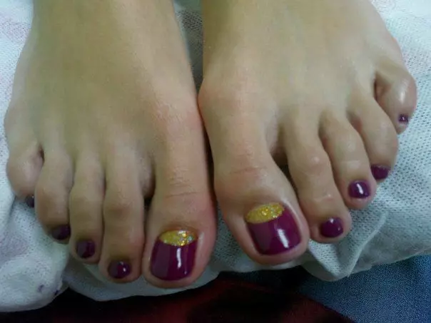 Móng chân với lấp lánh (66 ảnh): Chọn một thiết kế rực rỡ với những tia lấp lánh vàng trên chân 6622_59