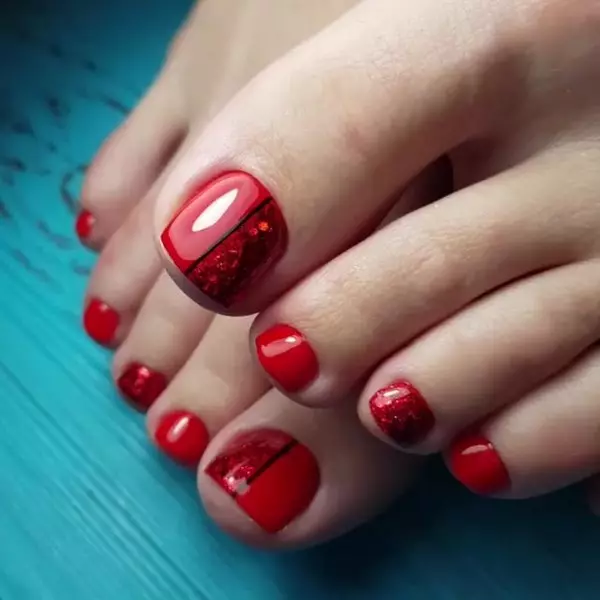 Pedicure rossa (76 foto): Design per unghie su piedini di lacca in colore rosso e nero con scintillii 6623_11