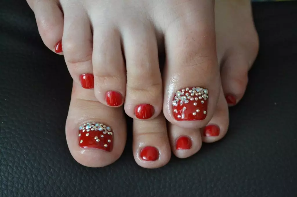 Red Pedicure (76 foto's): Nagelûntwerp op Lacquet fuotten yn read en swarte kleur mei sparkles 6623_13