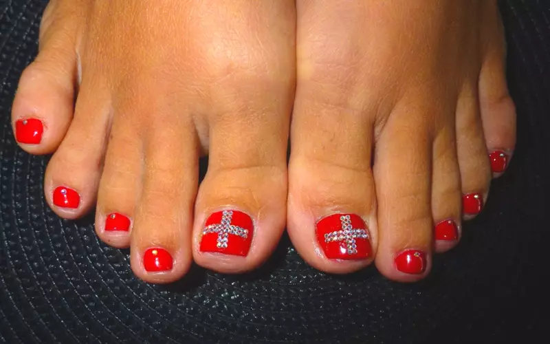 Red Pedicure (76 myndir): Naglihönnun á lacquet fetum í rauðum og svörtum lit með glitrum 6623_15