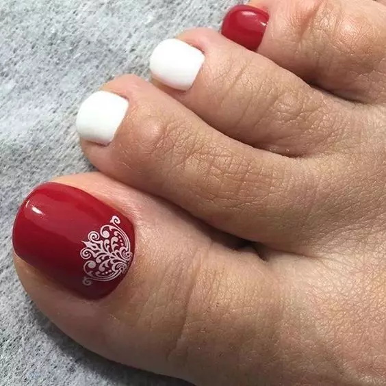 Pedicure rossa (76 foto): Design per unghie su piedini di lacca in colore rosso e nero con scintillii 6623_17