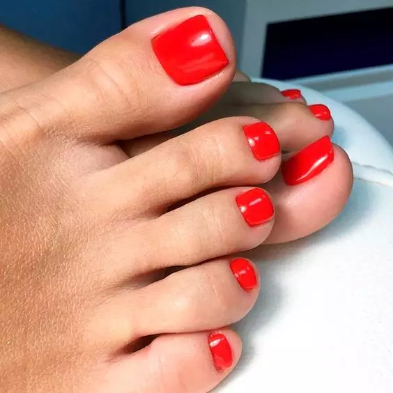 Red Pedicure (76 foto): Reka bentuk kuku pada kaki lacquet dalam warna merah dan hitam dengan berkilau 6623_18