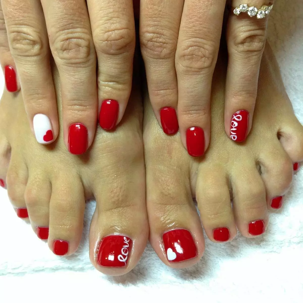 Raudona pedikiūras (76 nuotraukos): nagų dizainas ant laketų pėdų raudonos ir juodos spalvos su sparklėmis 6623_2