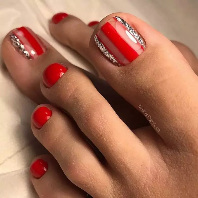 Red Pedicure (76 foto's): Nagelûntwerp op Lacquet fuotten yn read en swarte kleur mei sparkles 6623_21