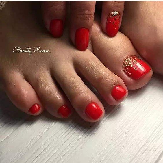 Raudona pedikiūras (76 nuotraukos): nagų dizainas ant laketų pėdų raudonos ir juodos spalvos su sparklėmis 6623_22