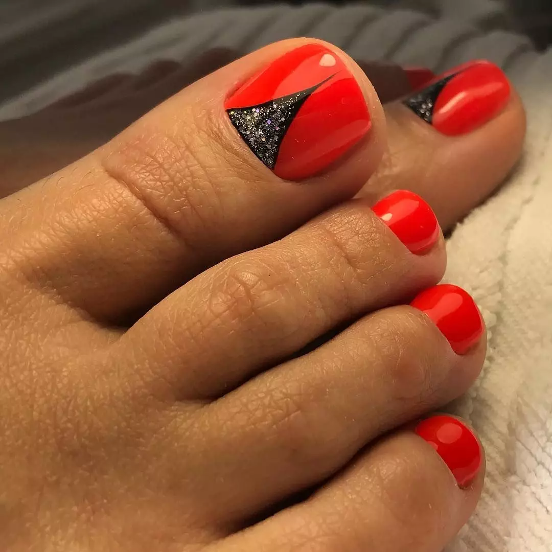 Pedicure rossa (76 foto): Design per unghie su piedini di lacca in colore rosso e nero con scintillii 6623_23