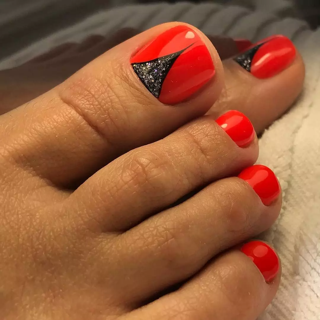 Red Pedicure (76 사진) : 반짝임으로 빨간색과 검은 색의 렌켓 피트의 손톱 디자인 6623_23