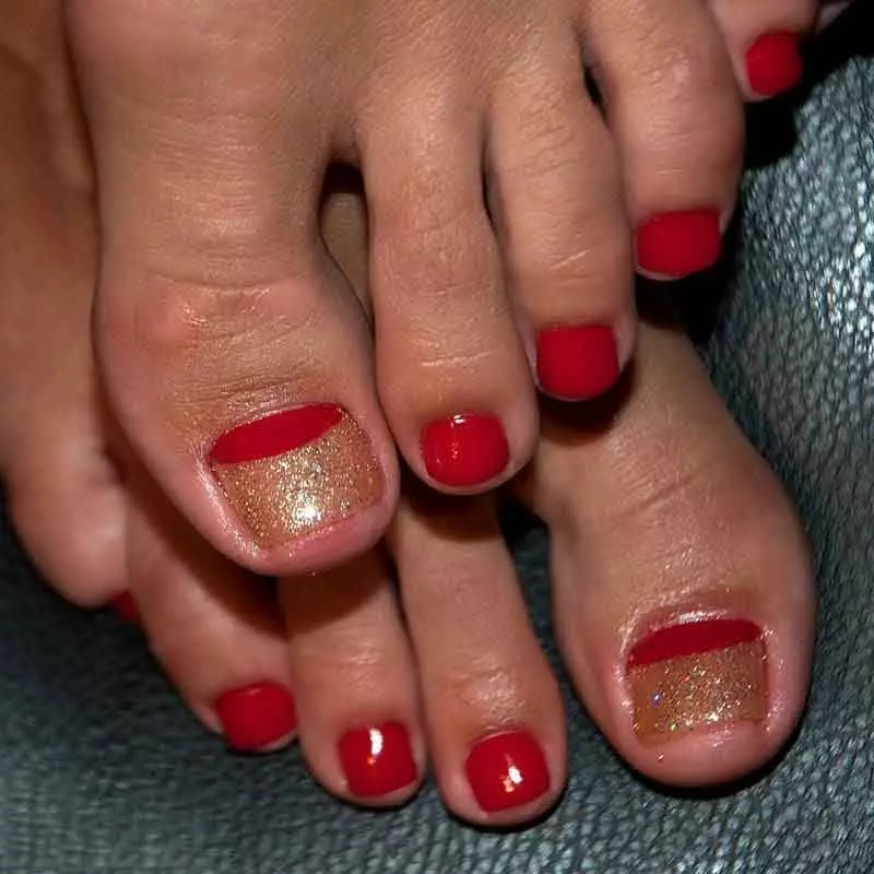 Raudona pedikiūras (76 nuotraukos): nagų dizainas ant laketų pėdų raudonos ir juodos spalvos su sparklėmis 6623_24