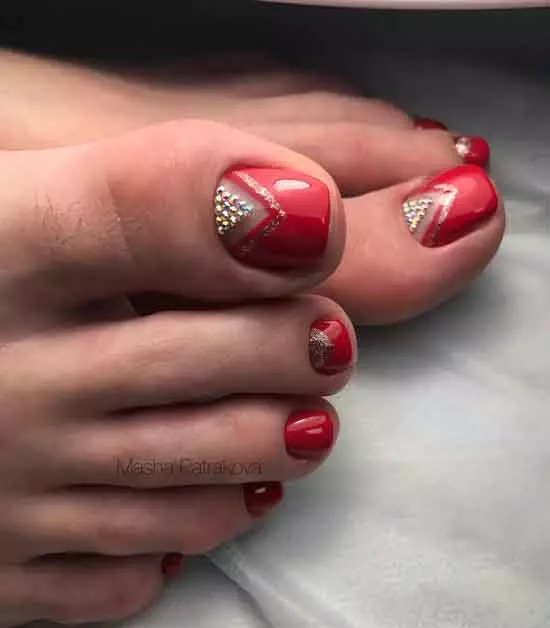 Pedicure rossa (76 foto): Design per unghie su piedini di lacca in colore rosso e nero con scintillii 6623_25