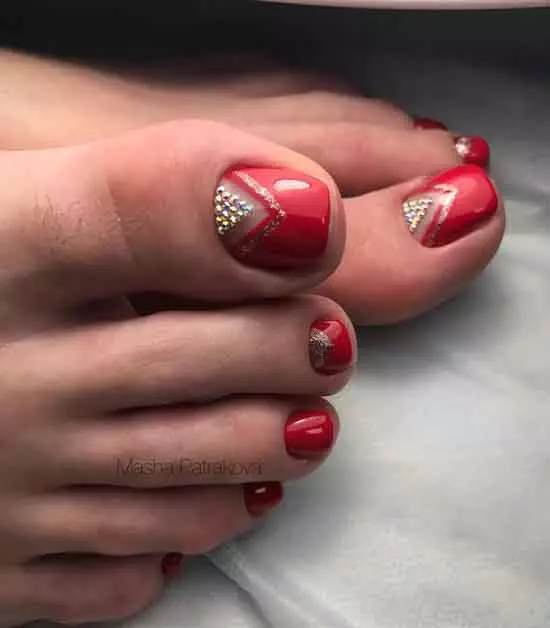 I-Red Pedicure (Izithombe ezingama-76): Idizayini yezipikili ezinyaweni zeLacquet ngombala obomvu nomnyama nge-sparkles 6623_25