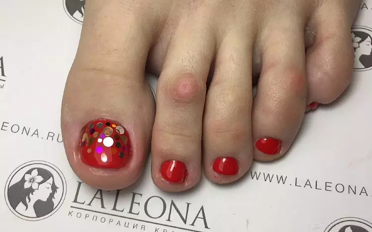 Red Pedicure (76 myndir): Naglihönnun á lacquet fetum í rauðum og svörtum lit með glitrum 6623_29