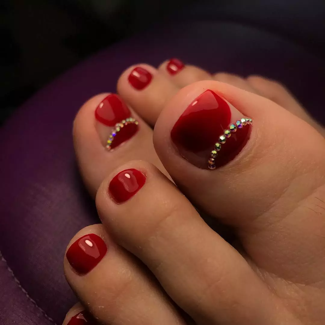 Punainen pedikyyri (76 kuvaa): kynsien muotoilu lakka jalat punaisella ja mustalla värillä kimalluksella 6623_3