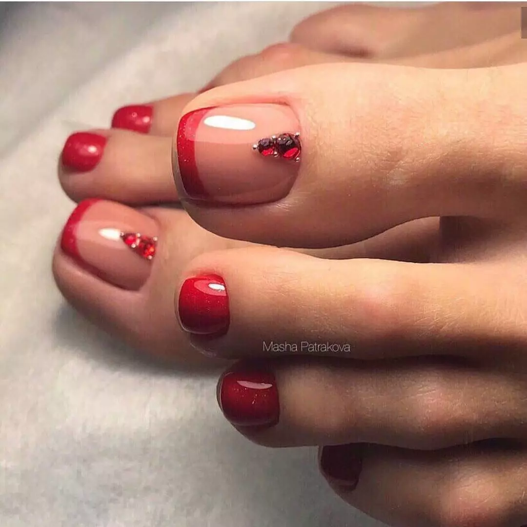 I-Red Pedicure (Izithombe ezingama-76): Idizayini yezipikili ezinyaweni zeLacquet ngombala obomvu nomnyama nge-sparkles 6623_31