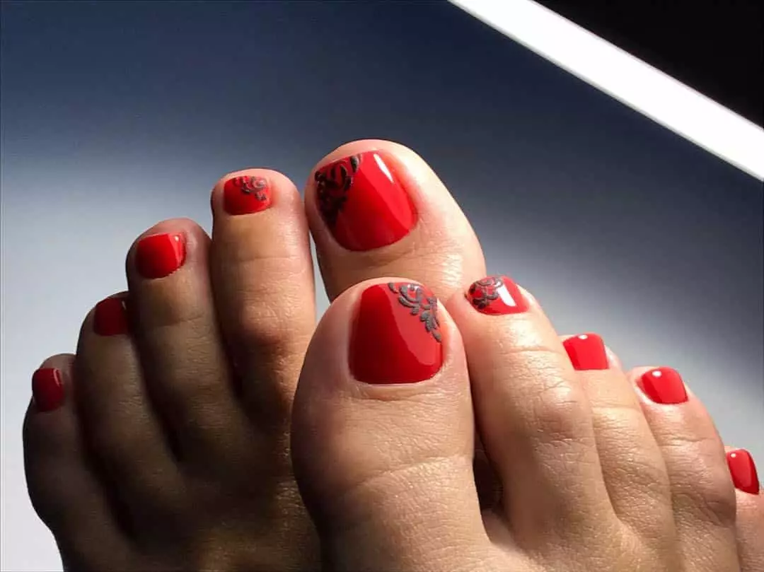 Red Pedicure (76 foto): Reka bentuk kuku pada kaki lacquet dalam warna merah dan hitam dengan berkilau 6623_33