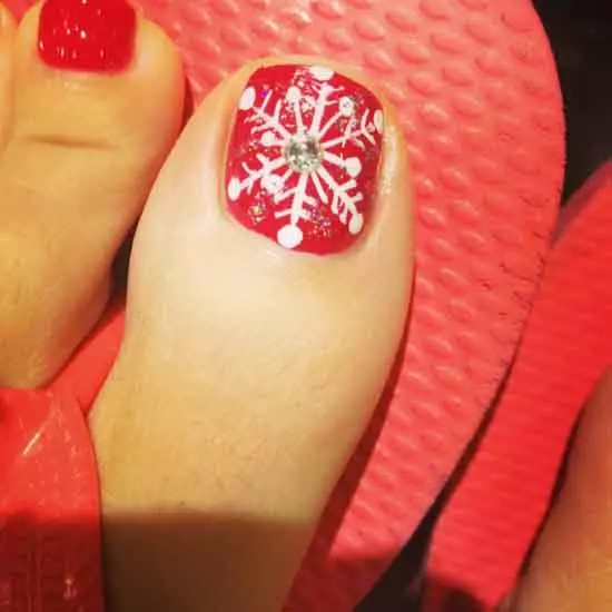 Red Pedicure (76 Photos): Dhizaini yechiuto pane lacquet tsoka mune dzvuku uye dema color ine sparkles 6623_35