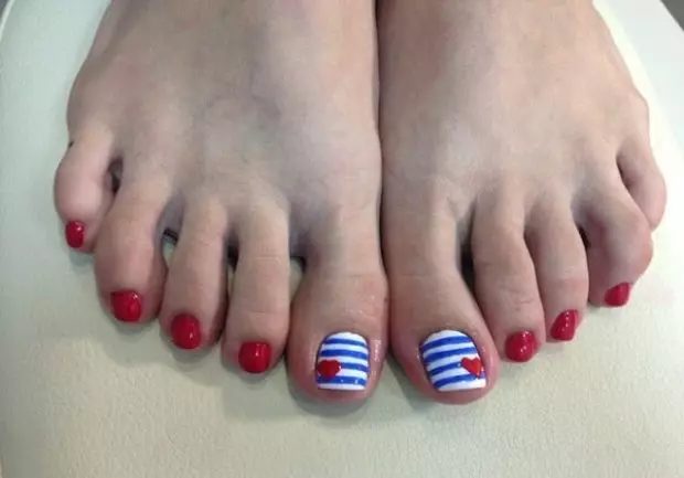 Pedicure сурх (76 акс): тарҳи нохун дар пойҳои лакет дар ранги сурх ва сиёҳ бо дурахшон 6623_37