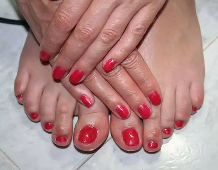 Pedicure rossa (76 foto): Design per unghie su piedini di lacca in colore rosso e nero con scintillii 6623_39