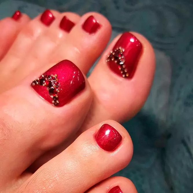 Red педикюр (76 снимки): нокти дизайн на lacquet крака в червено и черен цвят с искри 6623_4