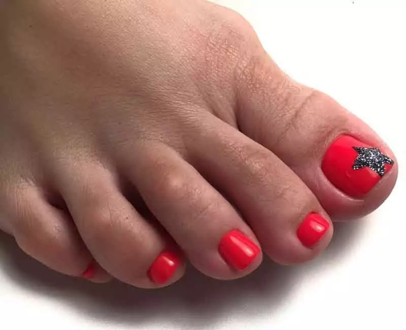 Raudona pedikiūras (76 nuotraukos): nagų dizainas ant laketų pėdų raudonos ir juodos spalvos su sparklėmis 6623_40