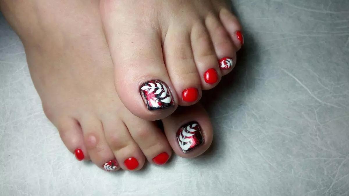 Röd pedikyr (76 foton): Nagelsign på lacquet fötter i röd och svart färg med gnistrar 6623_47