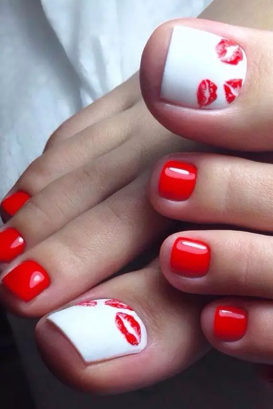 Pedicure Merah (76 Foto): Desain Kuku pada Kaki Lacquet dengan warna merah dan hitam dengan kilau 6623_49