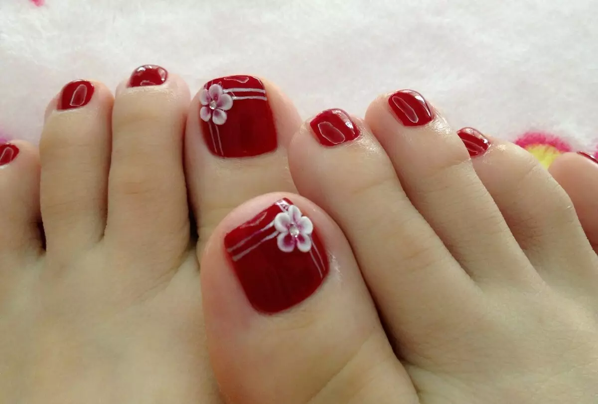 I-Red Pedicure (Izithombe ezingama-76): Idizayini yezipikili ezinyaweni zeLacquet ngombala obomvu nomnyama nge-sparkles 6623_5