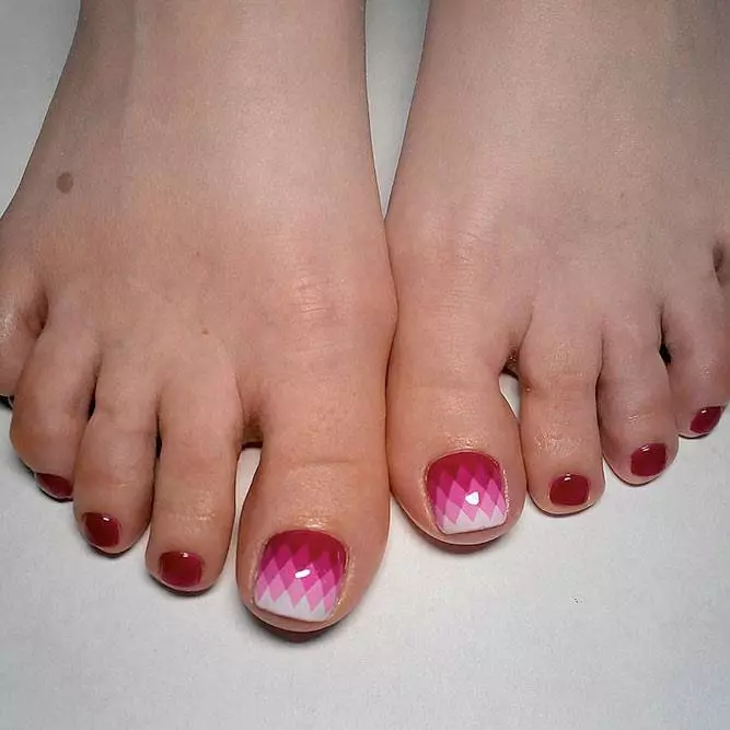 Red Pedicure (76 fotografií): Dizajn nechtov na laku nôh v červenej a čiernej farbe s iskry 6623_50