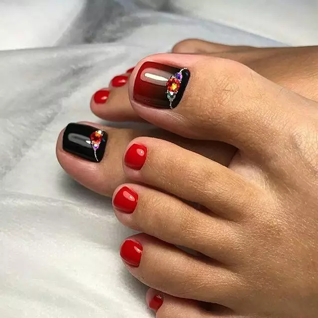 Punainen pedikyyri (76 kuvaa): kynsien muotoilu lakka jalat punaisella ja mustalla värillä kimalluksella 6623_52
