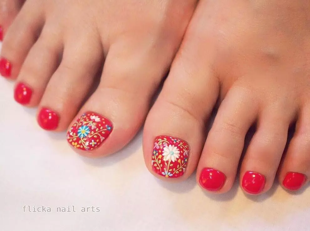 Red Pedicure (76 Photos): Dhizaini yechiuto pane lacquet tsoka mune dzvuku uye dema color ine sparkles 6623_53