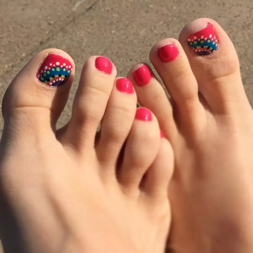 Pedicure Merah (76 Foto): Desain Kuku pada Kaki Lacquet dengan warna merah dan hitam dengan kilau 6623_6