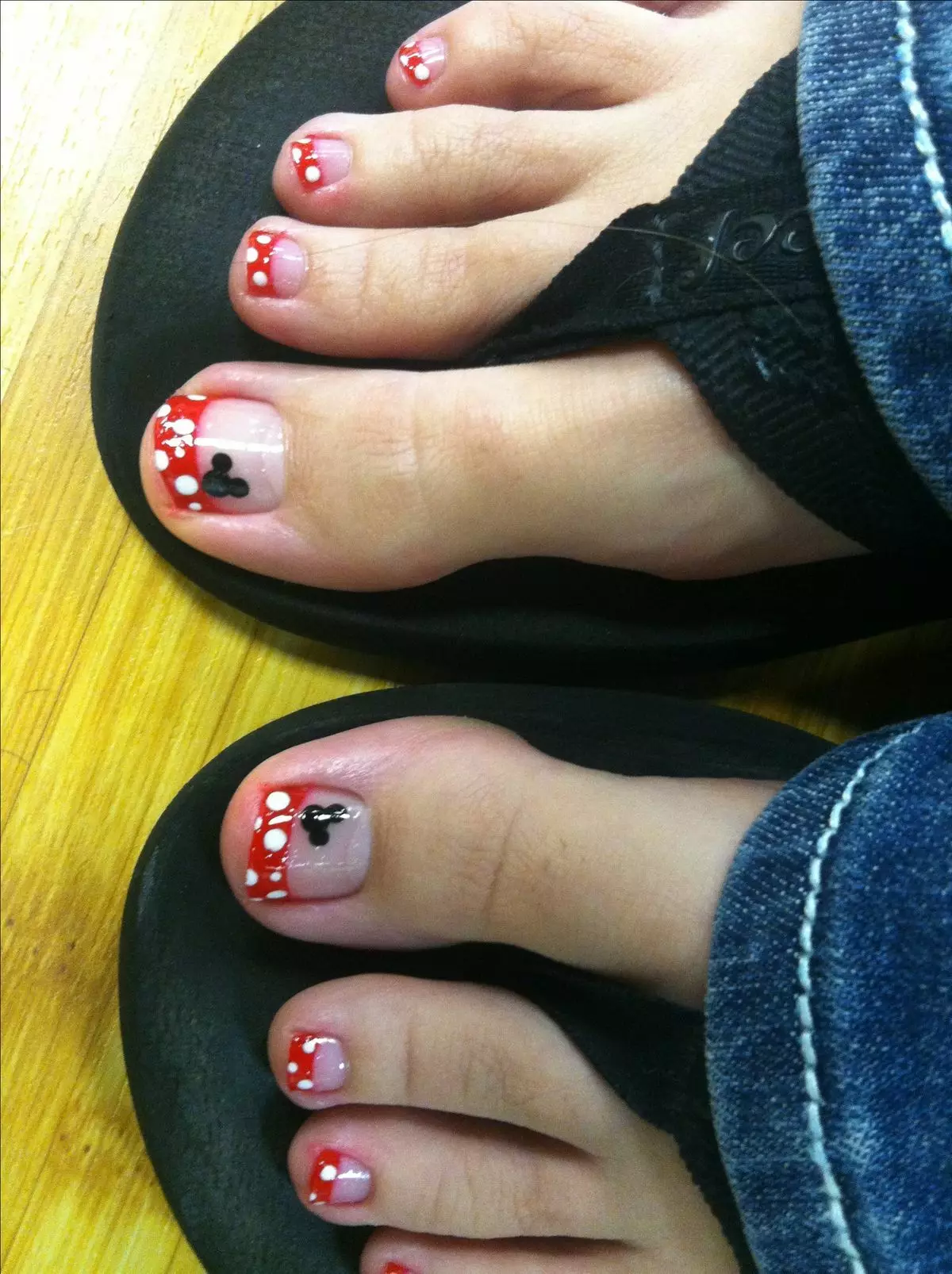Pedicure rossa (76 foto): Design per unghie su piedini di lacca in colore rosso e nero con scintillii 6623_61