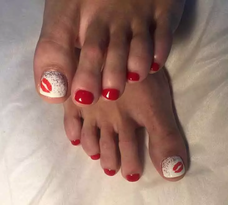 I-Red Pedicure (Izithombe ezingama-76): Idizayini yezipikili ezinyaweni zeLacquet ngombala obomvu nomnyama nge-sparkles 6623_63