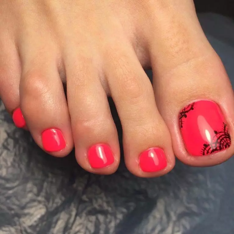 Pedicure rossa (76 foto): Design per unghie su piedini di lacca in colore rosso e nero con scintillii 6623_64