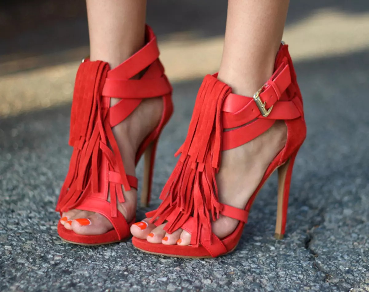 Pedicure rossa (76 foto): Design per unghie su piedini di lacca in colore rosso e nero con scintillii 6623_67